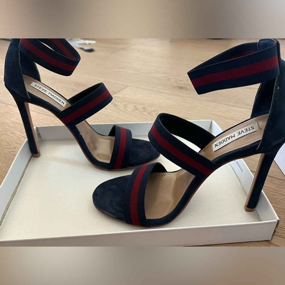 Never worn Steve Madden navy and red heels